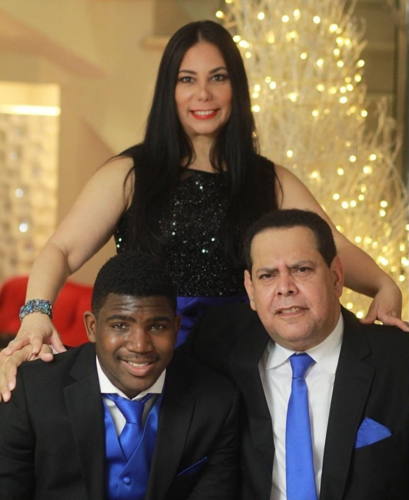 Fátima y Fernando Villalona junto a su hijo Matthew. La familia apoya la marcha a favor de una ley de protección para la niñez autista.