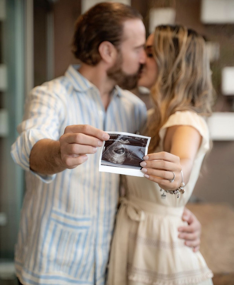 Carlos de la Mota y su pareja, anunciando la espera de su primer hijo, foto de Instagram
