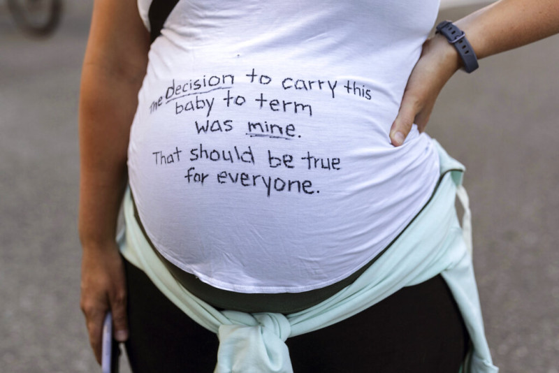 Una manifestante embarazada aparece con un mensaje en su camiseta en apoyo del derecho al aborto durante una marcha, el viernes 24 de junio de 2022, en Seattle.

Foto: AP/Stephen Brashear