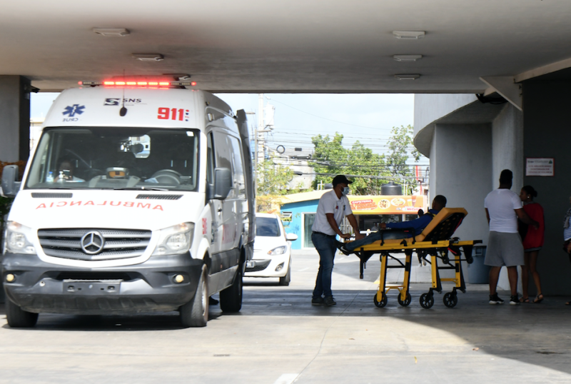 La ambulancia del 911 acudió a tiempo a socorrer a Ramón María Consuegra. LISTÍN DIARIO