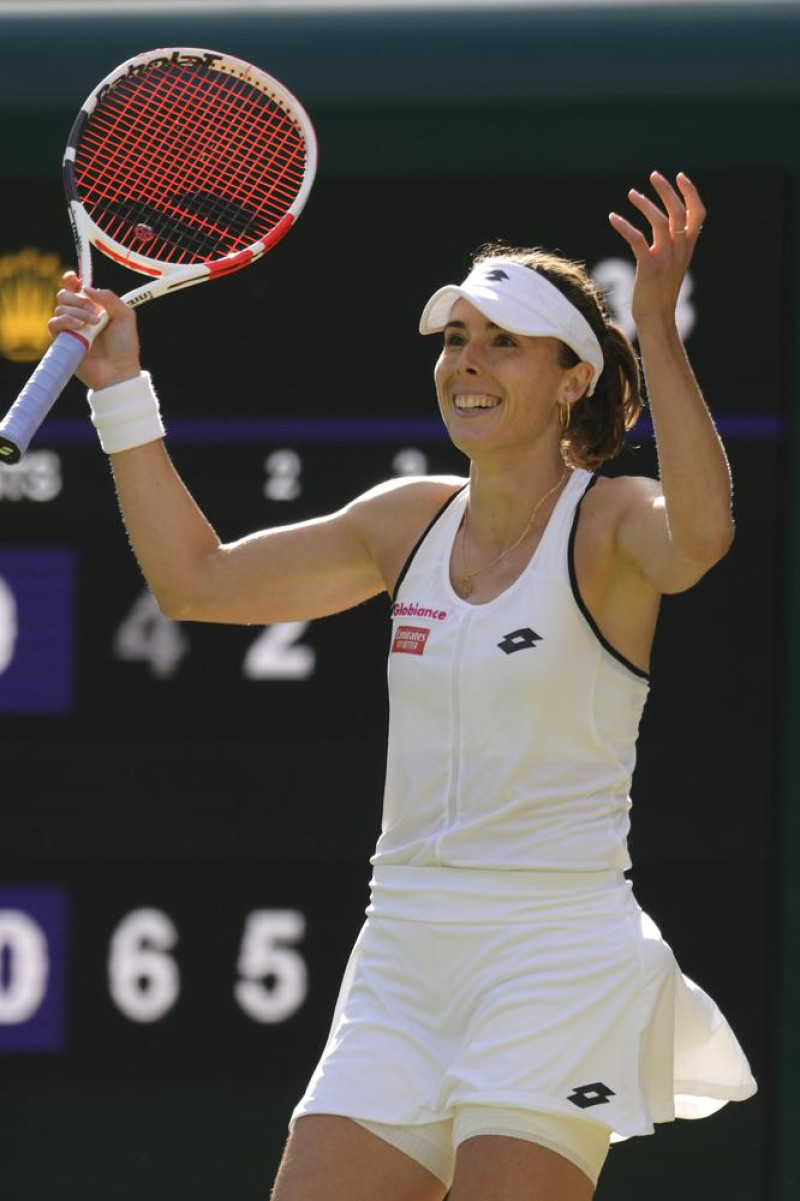 La francesa Alize Cornet festeja su triunfo por 6-4, 6-2 sobre la polaca Iga Swiatek en la tercera ronda de individuales femeninos en Wimbledon, Londres.