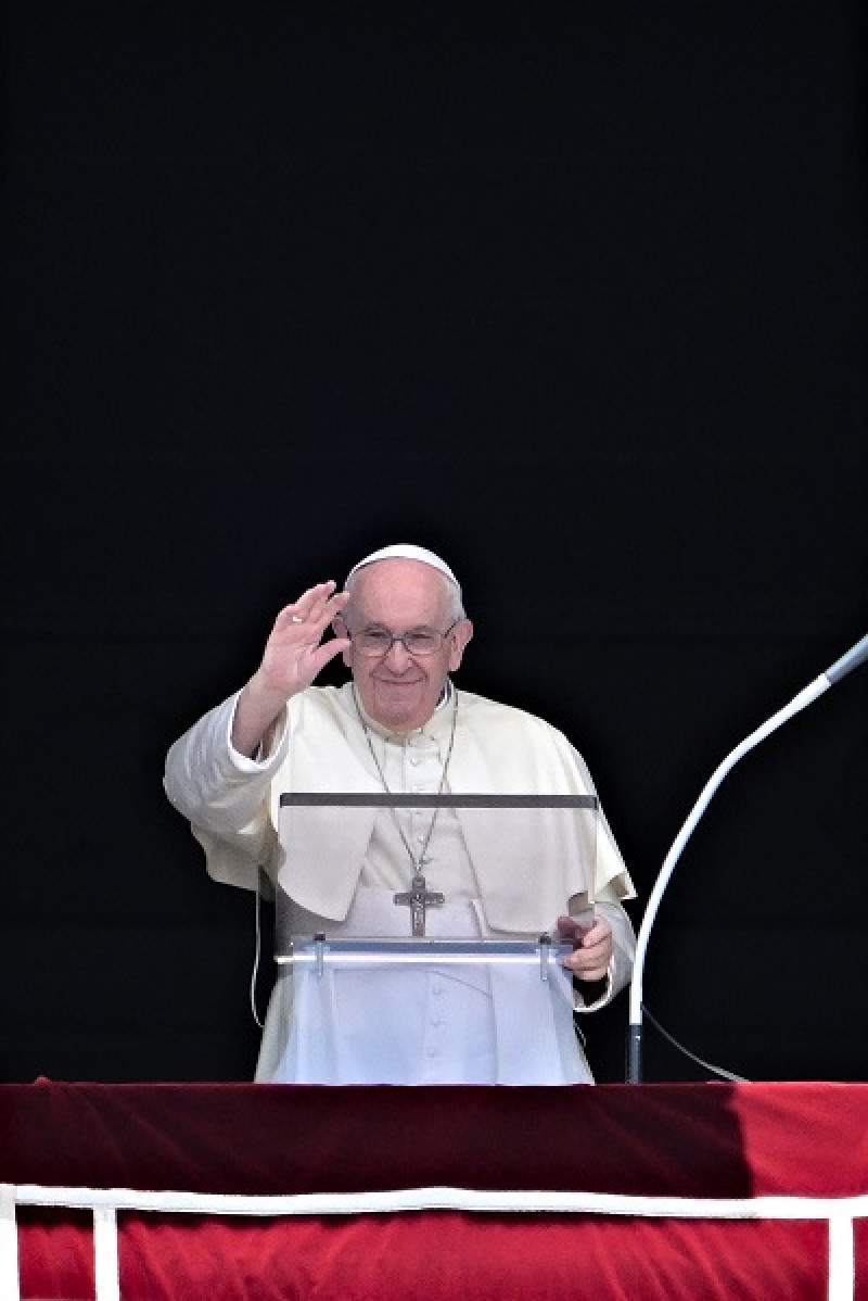 El Papa Francisco saluda mientras pronuncia la oración dominical del Ángelus desde la ventana de su estudio con vista a la Plaza de San Pedro en el Vaticano. Foto: AFP Forum
