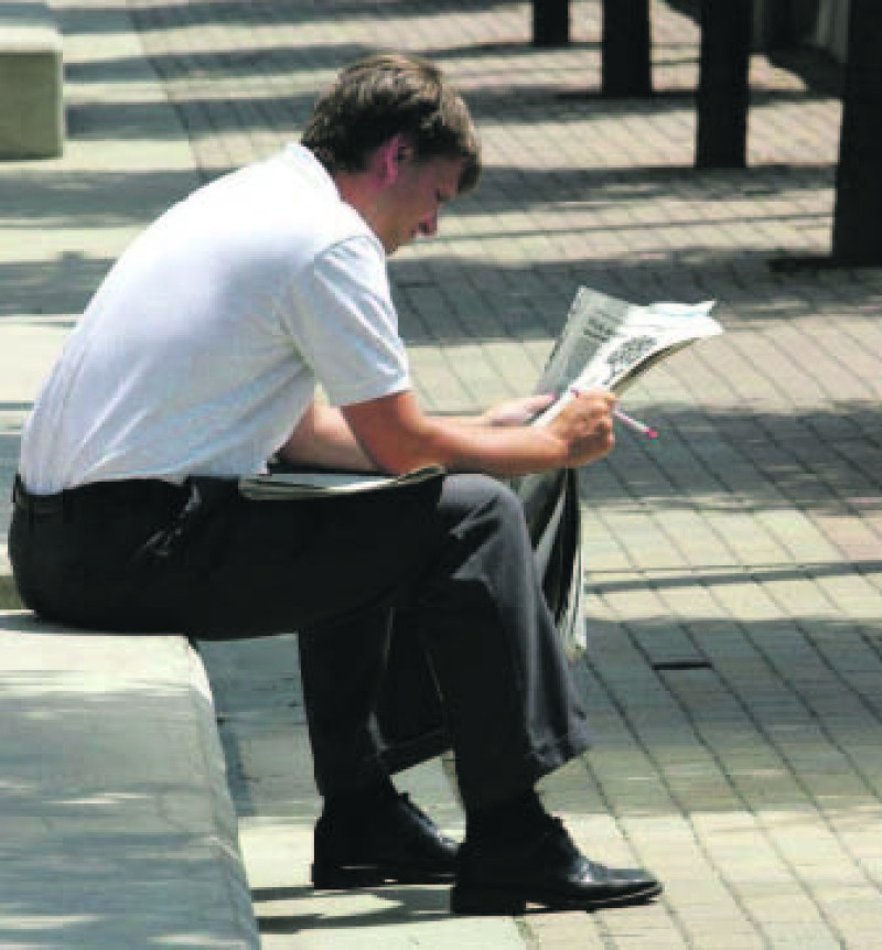 Un hombre lee un periódico durante su hora de almuerzo en Cincinnati el 6 de julio de 2005.(Foto AP/Al Behrman, Archivo)