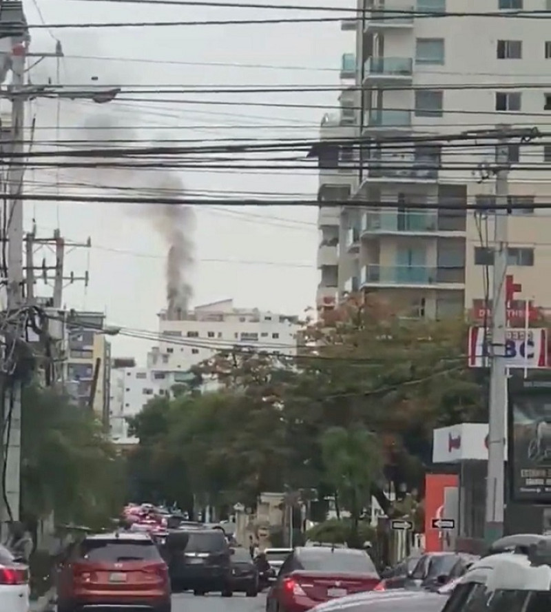 Incendio en edificación del sector Evaristo Morales, Distrito Nacional.