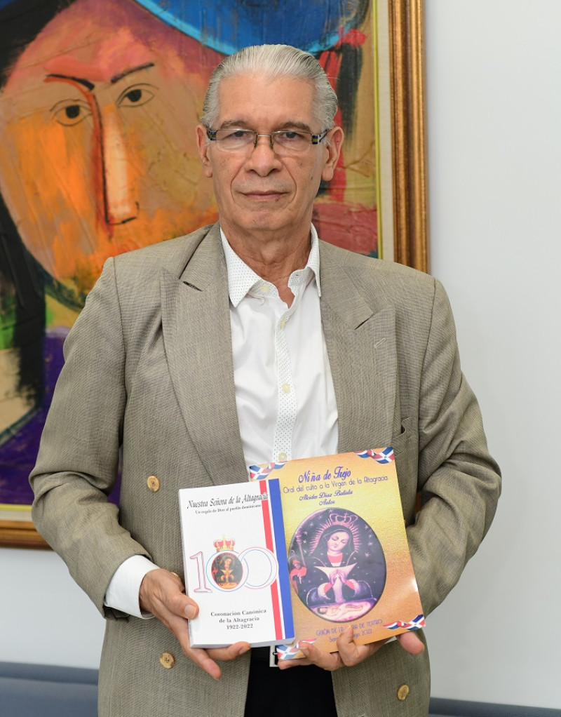 El libro recoge imágenes de la virgen y explica algunas diferencias. Foto: Raúl Asencio/LD