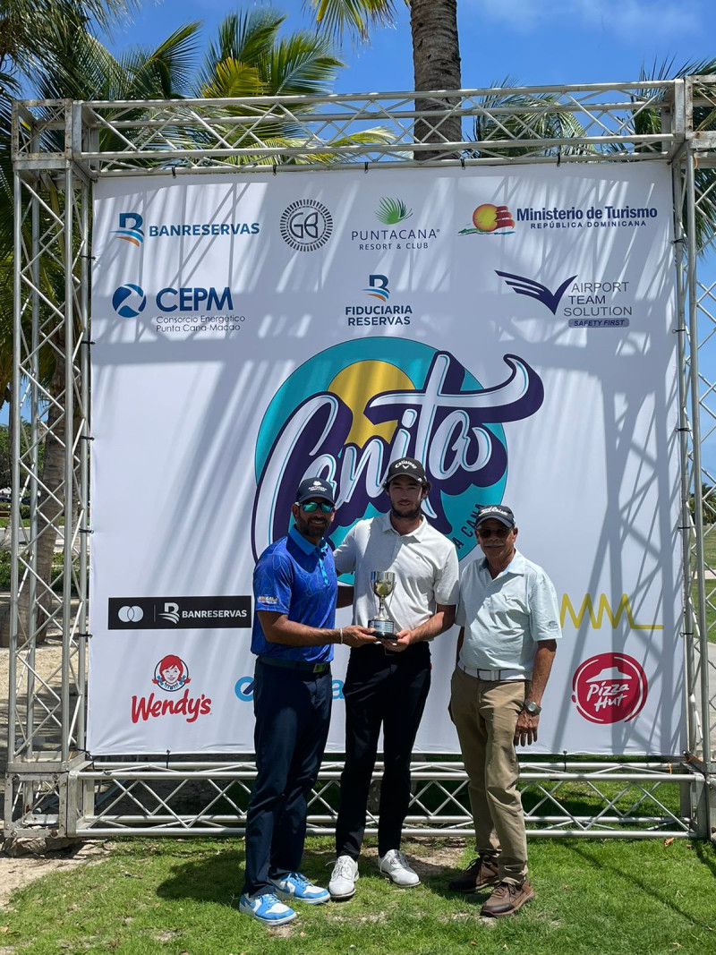 Hiram Silfa, director del Tour Canita junto a Rafael Canario, de Fedogolf premian al puertorriqueño Chris Nido.