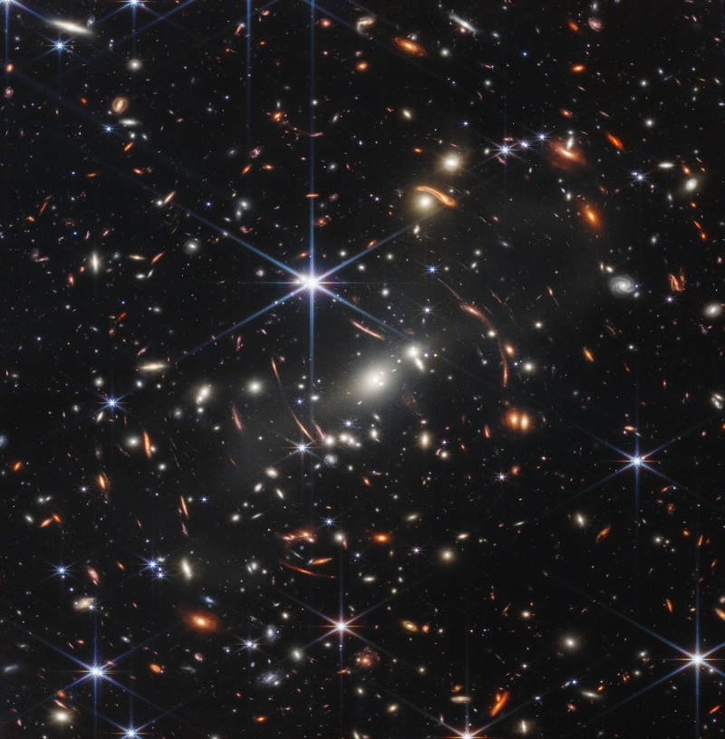 El telescopio espacial James Webb de la NASA ha producido la imagen infrarroja más profunda y nítida del universo lejano hasta la fecha. E primer campo profundo de Webb es el cúmulo de galaxias SMACS 0723 y está repleta de detalles, incluyendo los objetos más tenues jamás observados en el infrarrojo. Foto: NASA, ESA, CSA, and STScI
