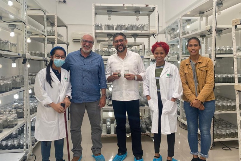 El programa de conservación de la cacatica cuenta con el apoyo del Viceministerio de Áreas Protegidas y Biodiversidad. En la imagen, el viceministro Federico Franco mientras conocía los resultados del programa.   JBN