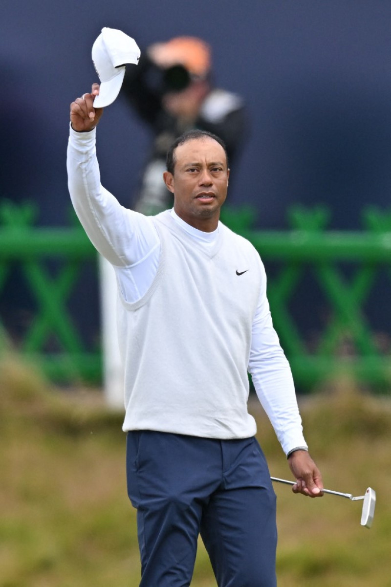 El golfista estadounidense Tiger Woods gesticula a la multitud en el green 18 al final de su segunda ronda en el día 2 del 150º Campeonato Británico de Golf en The Old Course en St Andrews en Escocia el 15 de julio de 2022. Foto: Glyn Kirk/AFP.