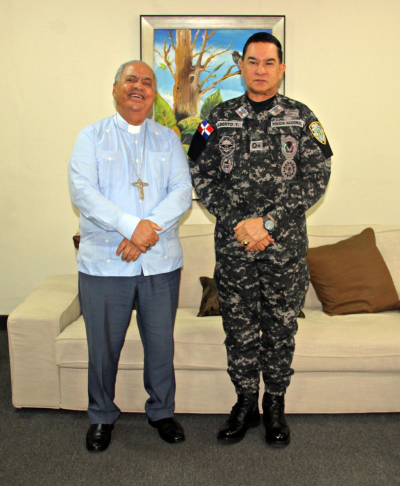 Monseñor Benito Ángeles junto al director de la Policía Nacional