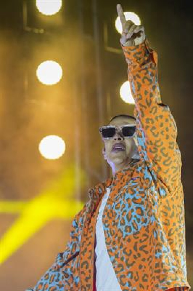 El que para muchos es el "Rey del Reguetón", Daddy Yankee, se ha despedido este sábado del público español en el festival "Puro Latino" de Torremolinos, único concierto en España que el puertorriqueño ha incluido en su gira "La última vuelta". Foto: Álvaro Cabrera/EFE.