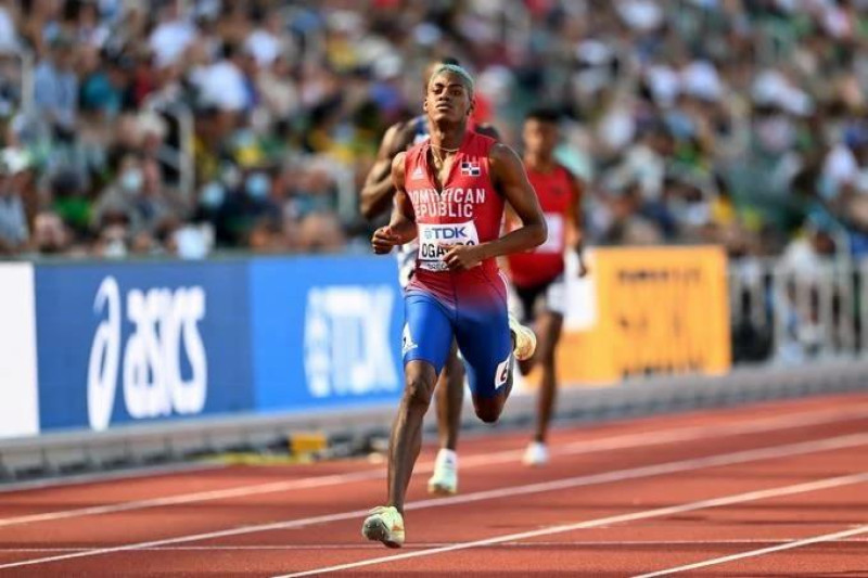 Alexander Ogando no pudo avanzar más alla de un quinto lugar en el Mundial de Atletismo.