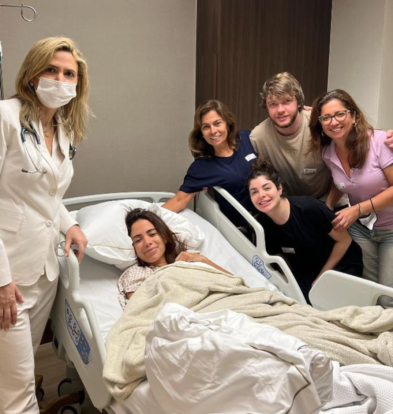 La cantante brasileña Anitta se dejó ver en la cama del hospital donde fue sometida a una operación luego de que le detectaran endometriosis.