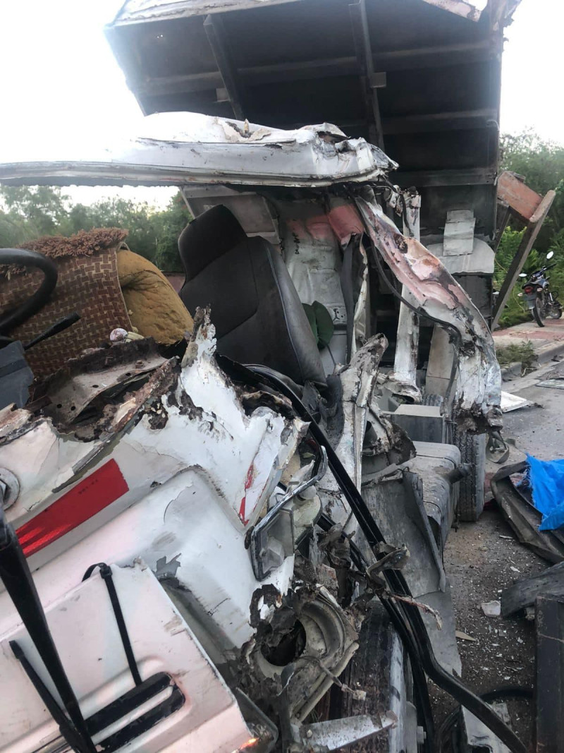 Camión destruido tras accidente en carretera de Punta Cana. Foto: Mayerlin Martínez.