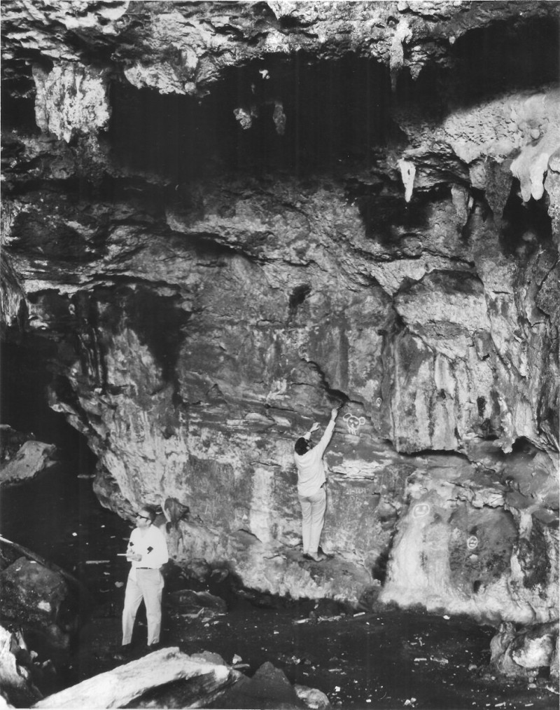 Los arqueólogos García Arévalo y Morbán Laucer realizan investigaciones de petroglifos en la cueva La Berna, Boca de Yuma. Foto cortesía de la familia Morbán. Tratamiento de la imagen: Yoni Cruz