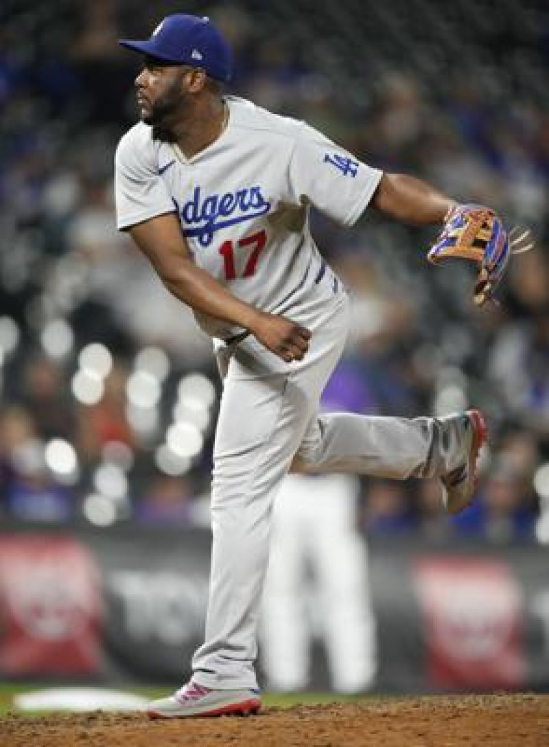 El segunda base de los Dodgers de Los Ángeles Dodgers, Hanser Alberto, lanza contra los Rockies de Colorado en la novena entrada del partido en Denver.