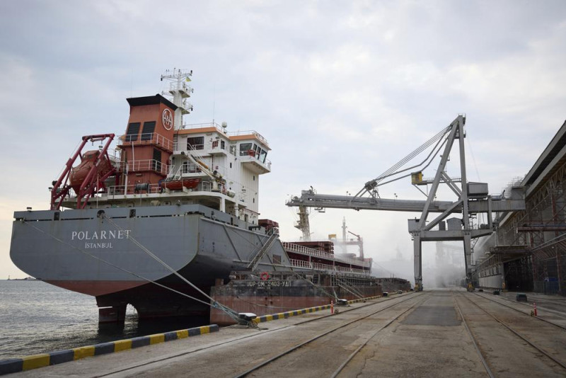 Primer barco cargado de grano zarpa de puerto de Ucrania