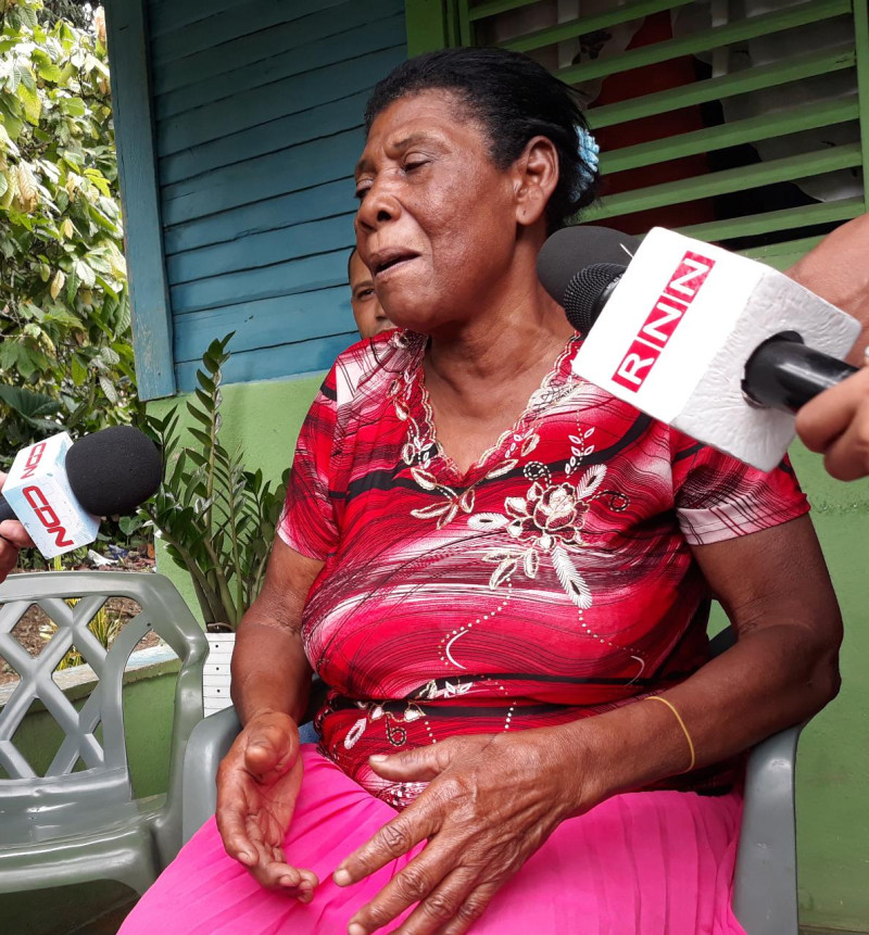 Regina Martínez, abuela del minero dominicano Gregory Méndez, dijo que espera que su nieto salga pronto/ Listín Diario