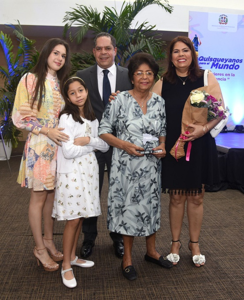 Patria Rivas juntos a sus hijos y nietas