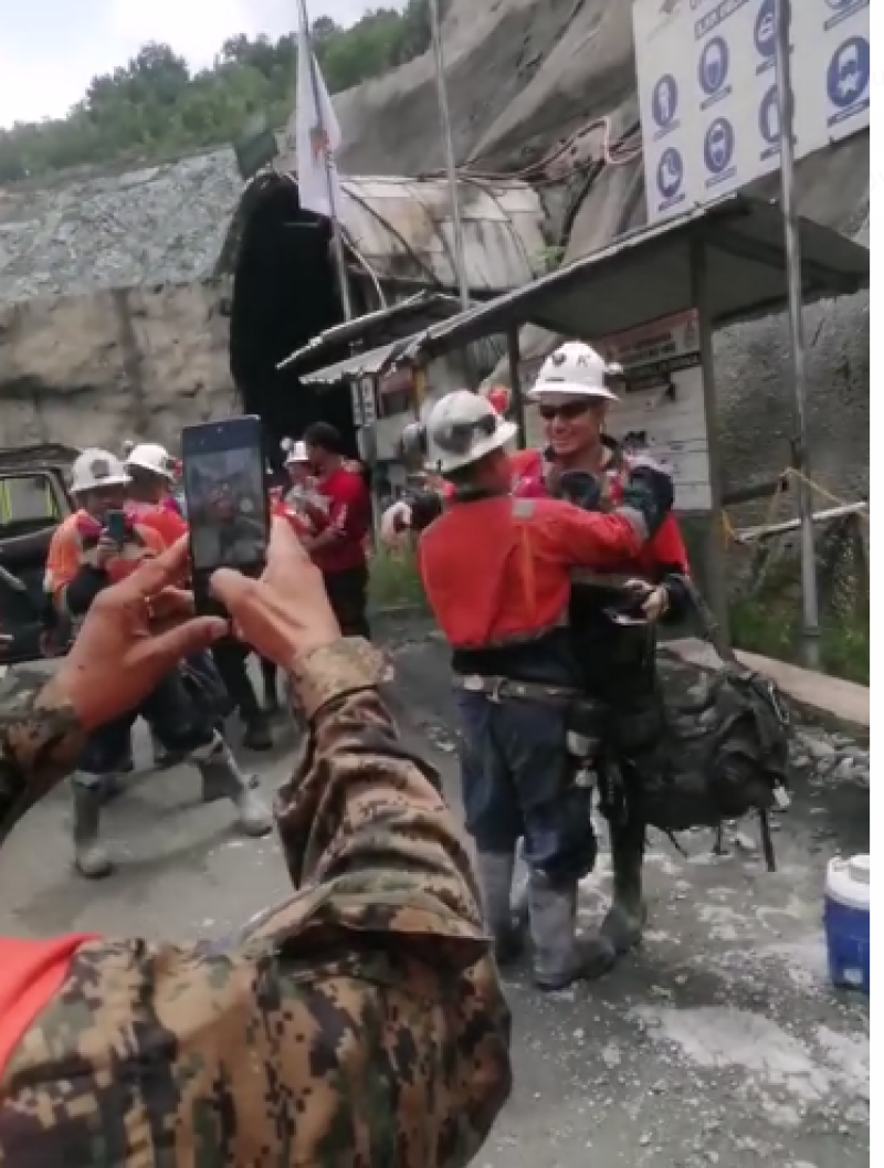Los compañeros recibieron a los mineros que quedaron atrapados en Cerro Maimón.