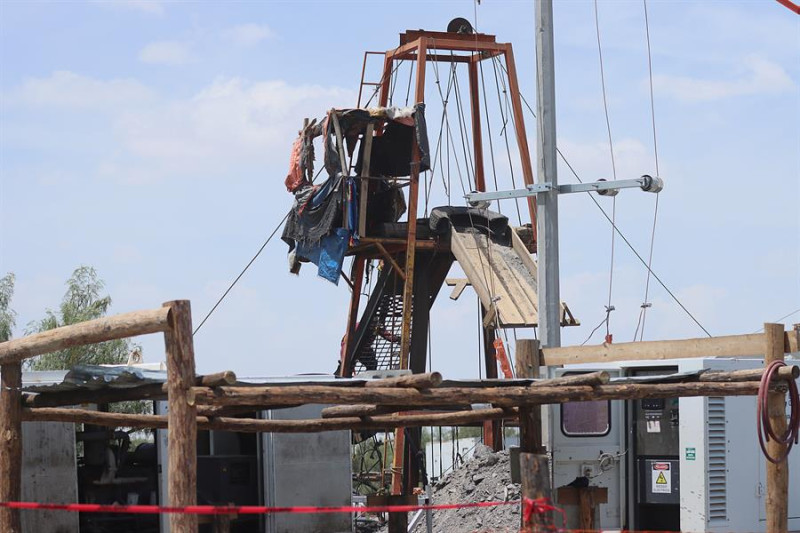 Fotografía de la zona donde se trabaja en el rescate de 10 mineros atrapados en una mina, el 5 de agosto de 2022, en el municipio de Sabinas, en Coahuila (México). El presidente mexicano, Andrés Manuel López Obrador, expresó que mantiene la "fe" de salvar con vida a los 10 mineros atrapados en una mina en el norte del país, aunque este lunes se cumplen 5 días del derrumbe y los rescatistas aún no han podido entrar. EFE/ Antonio Ojeda