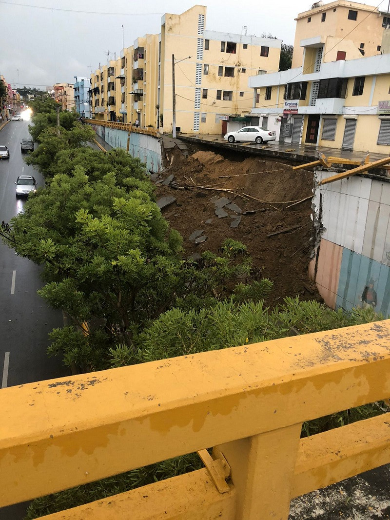 Derrumbe de pared afecta tránsito en avenida Las Carreras, en Santiago.