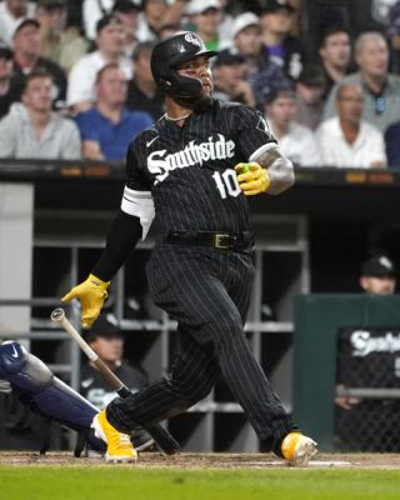 El cubano Yoán Moncada, de los Medias Blancas de Chicago, conecta un sencillo en el juego ante los Astros de Houston.