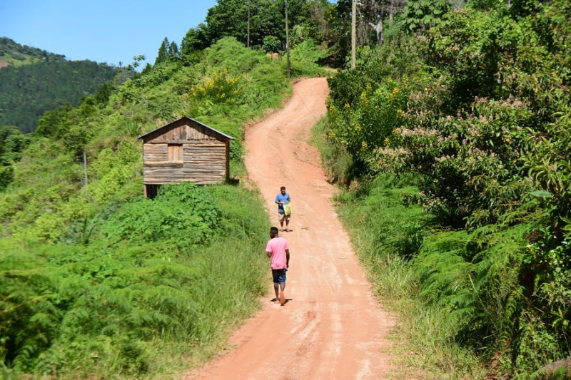 Las comunidades se localizan al sureste de la provincia, en la zona de influencia del Parque Nacional Armando Bermúdez.