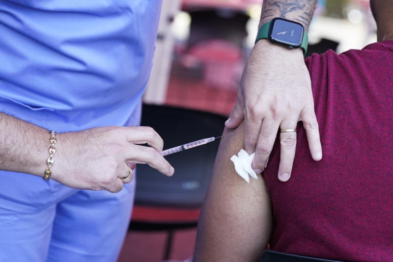 Un enfermero administra una vacuna de viruela símica en una clínica en el North Jersey