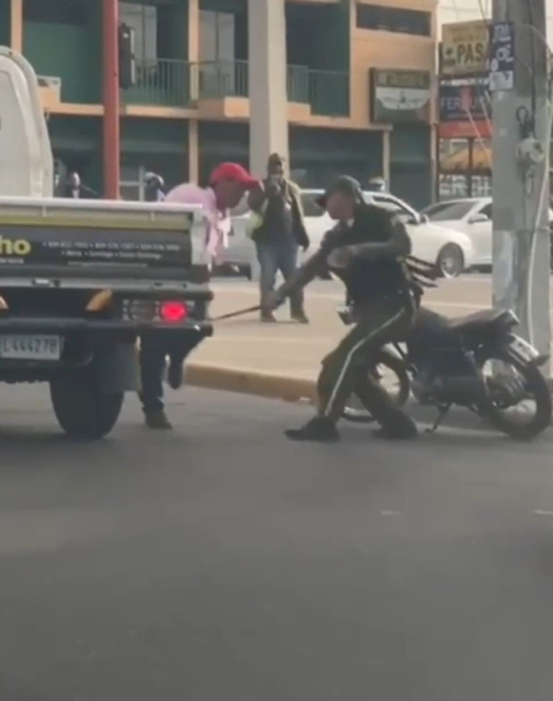 Captura del video donde el agente de la Digesett, Javier Cora, golpea a ciudadano en Moca/ fuente externa