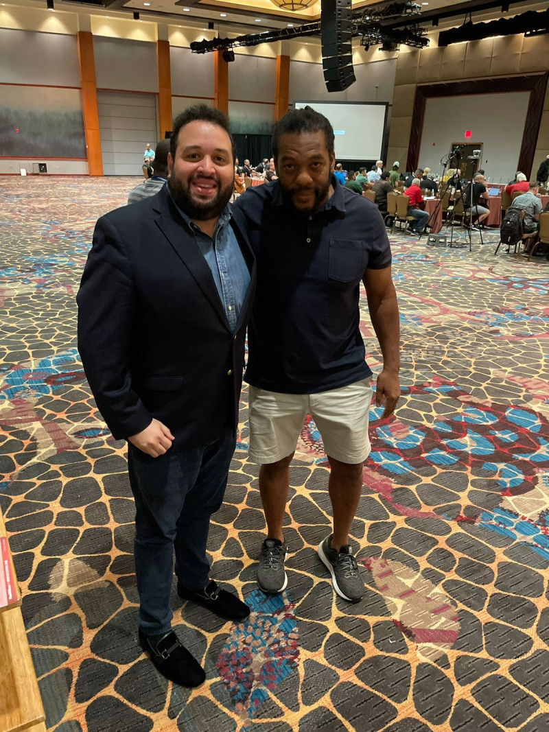 El comisionado nacional de MMA, Fernando Dauhajre, junto al calificado árbitro internacional Herb Dean.