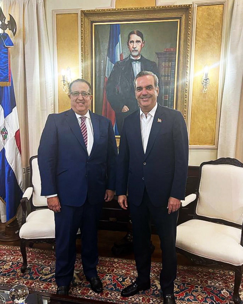 Al concluir la reunión, el presidente Luis Abinader y Magín Díaz se tomaron la foto reglamentaria de cuando se tiene la intención de dar a conocer lo acontecido.