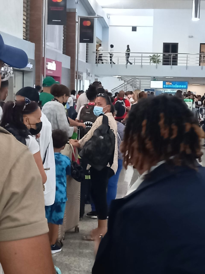 En Las Américas se observan pasajeros en largas filas.rafael castro/ld