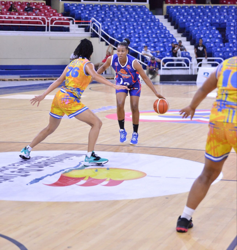Anyi Hodge, de San Lázaro, encabezó el ataque con 31 puntos ante el Club Mauricio Báez en el primer partido de la serie final del torneo de baloncesto superior distrital.