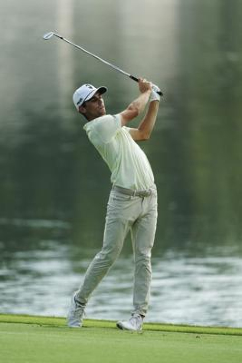 El chileno Joaquín Niemann observa su disparo en el octavo hoyo durante la tercera del torneo Tour Championship en el Club de Golf East Lake.