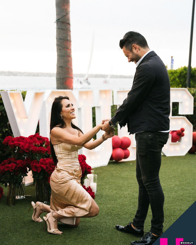 La actriz mexicana Vanessa Villela cuando le pidió matrimonio a su novio, el fotógrafo Tom Fraud, en foto publicada en su Instagram.