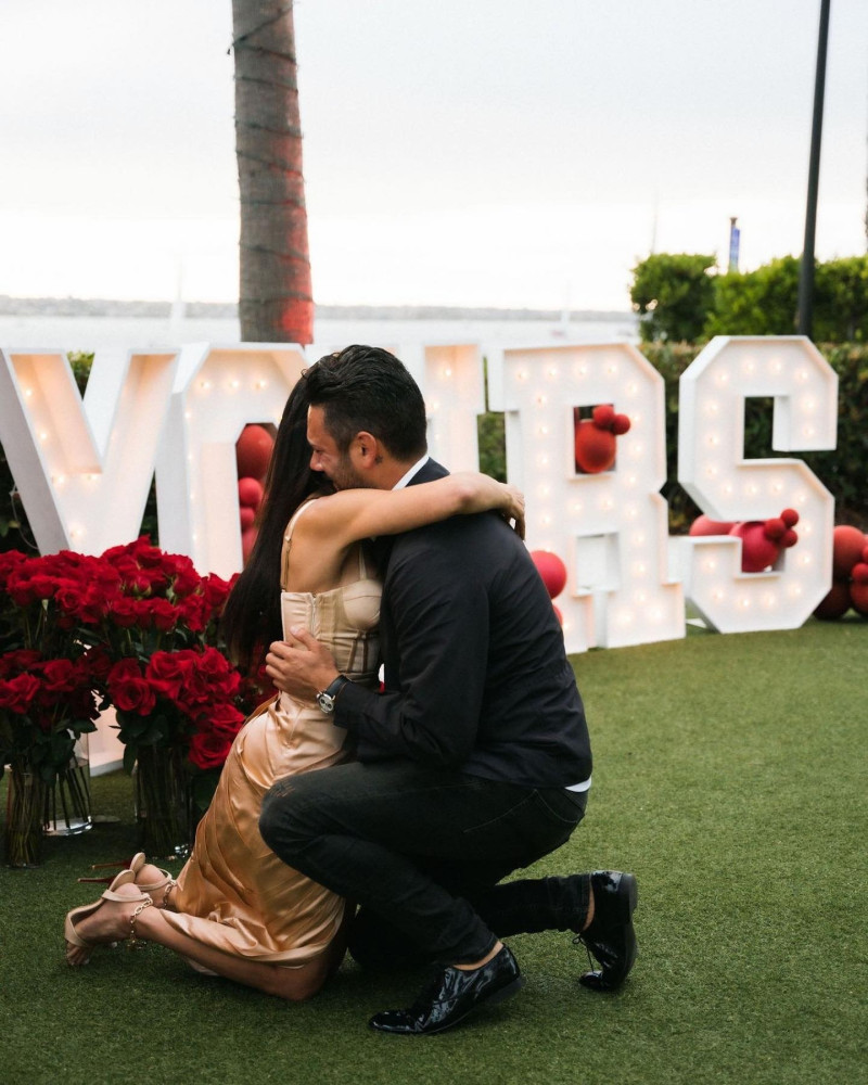 Vanessa Villela le propone matrimonio a su novio.