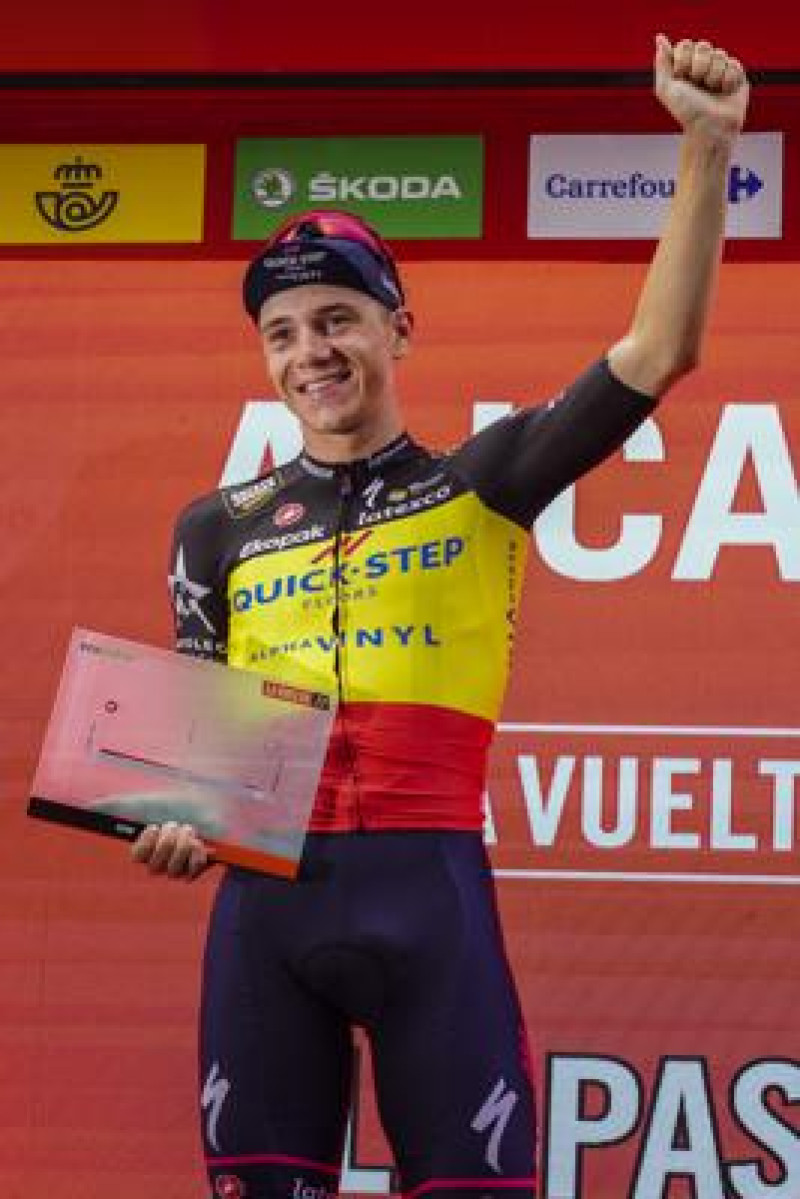 El ciclista belga Remco Evenepoel del equipo Quick-Step Alpha Vinyl celebra en el podio tras ganar la la 10ma etapa de la Vuelta de España, una contrarreloj en Alicante.