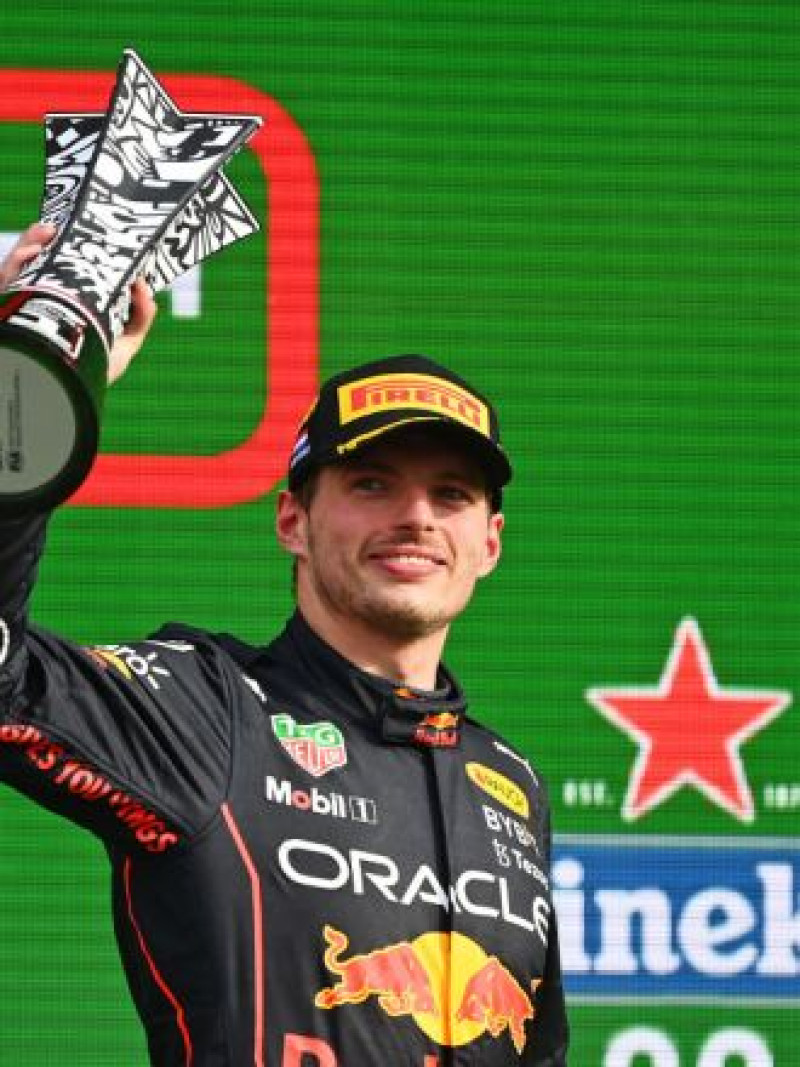 Max Verstappen sostiene el trofeo que obtuvo tras ganar este domingo el Gran Premio de Holanda