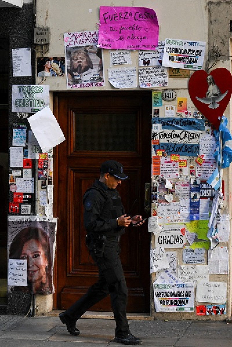 Un oficial de policía custodia la residencia de la vicepresidenta argentina Cristina Fernández de Kirchner, que está decorada con carteles dejados por sus seguidores en Buenos Aires. Foto: AFP Forum.