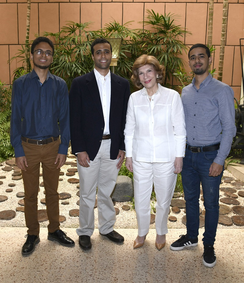 Margarita Auffant, presidente de la Fundación por la Música, junto a los jóvenes Ramses Cid, Eric Dalmau y Luis Galvez. Silverio Vidal/Listín Diario