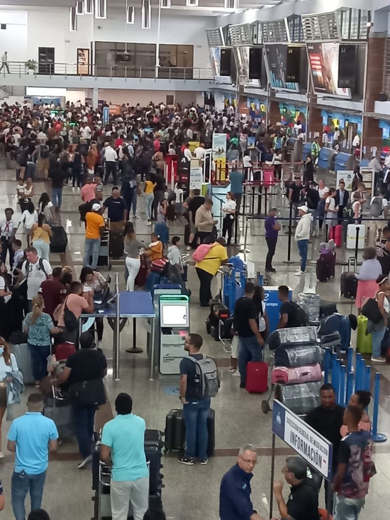 Líneas aéreas piden reunión para tratar temas urgente, incluyendo manejo y retrasos de equipajes.