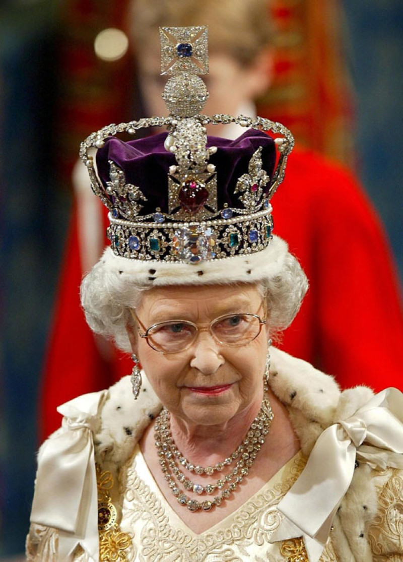 La reina de Inglaterra, Isabel II, falleció ayer, a sus 96 años de edad. Se observa una multitud apesadumbrada por la muerte de la reina. efe/afp afp