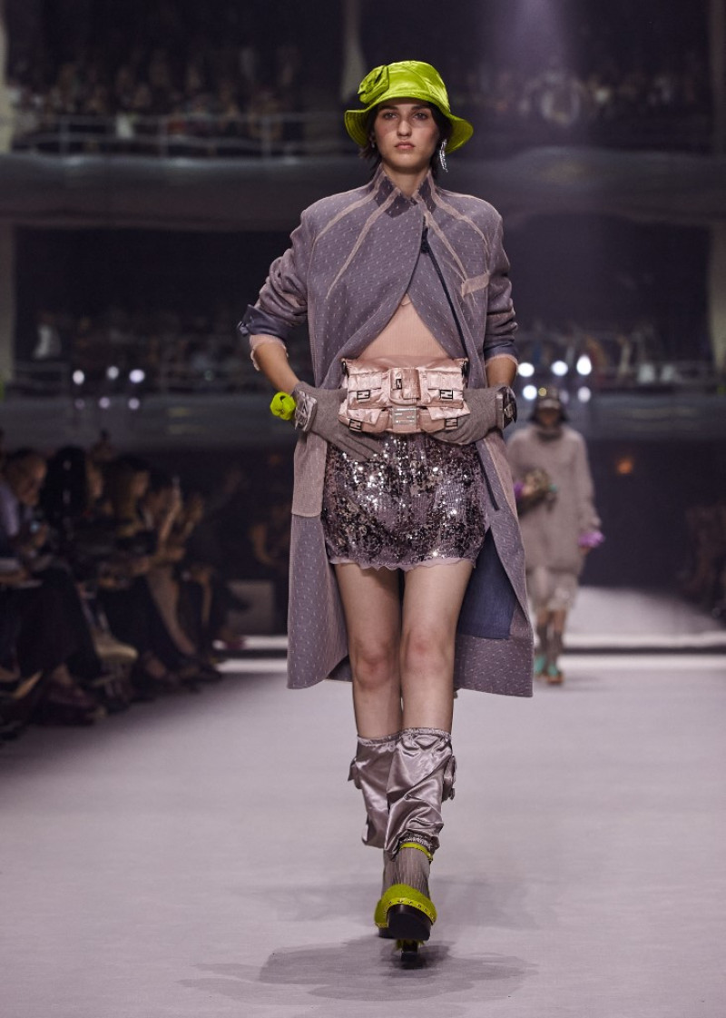 Una modelo camina por la pasarela de Fendi durante la Semana de la Moda de Nueva York en The Hammerstein Ballroom en Nueva York el 9 de septiembre de 2022.
Foto: ANDRÉS KUDACKI / AFP