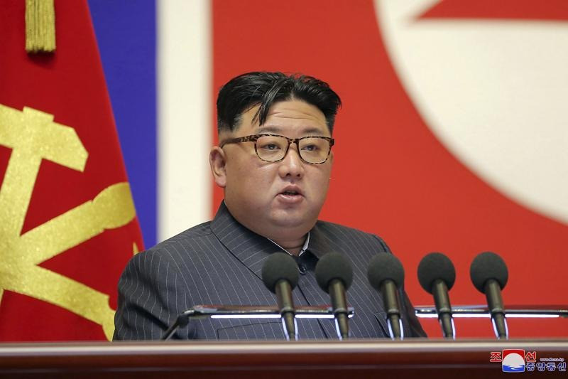 El mandatario norcoreano Kim Jong Un asiste a una reunión sobre labores de prevención de desastres.ap