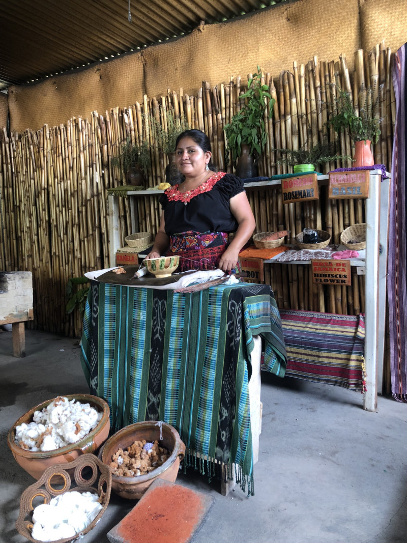 Cándida, artesana guatemalteca.