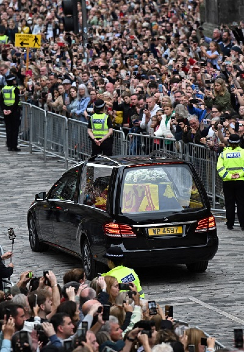 Los restos mortales de Isabel II llegaron este domingo a Edimburgo desde el castillo escocés de Bamoral. Foto: AFP Forum.