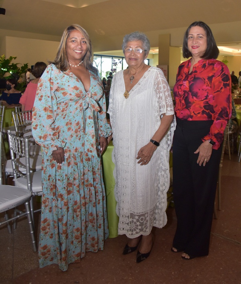 Lourdes Estrella, Taty Uribe y Norka de Socías.