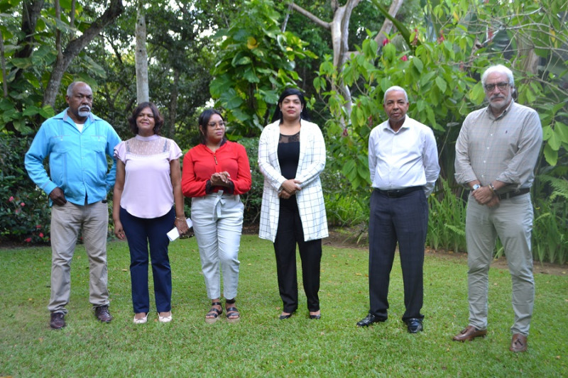 Anfitriones. El biólogo botánico Teodoro Clase; Olga Lidia Rojas, encargada del departamento de Educación Ambiental; Claritza de los Santos, encargada del departamento de Horticultura; Nurys González, subdirectora del JBN; Pedro Nolasco Suárez, director del JBN; y Francisco Jiménez, subdirector técnico. Yaniris López / LD