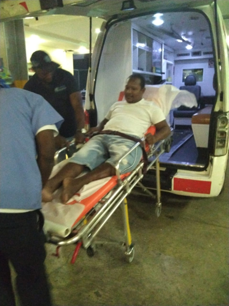 Manuel Geraldo al ser desmontado de la ambulancia en el hospital traumatológico Ney Arias Lora.